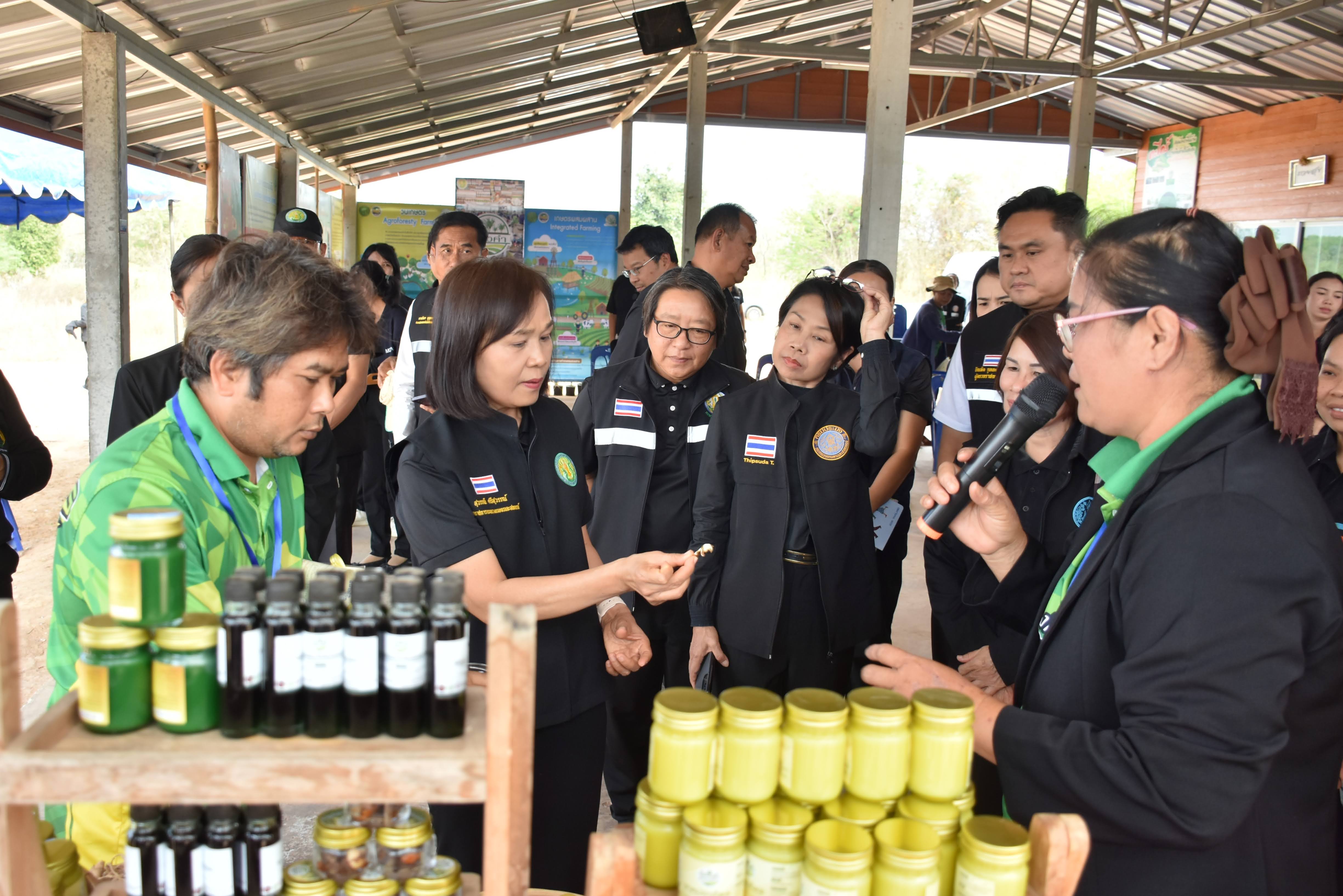 title - ผู้ตรวจราชการกระทรวงเกษตรและสหกรณ์ เขตตรวจราชการที่ 14 (นางสุวรรณี ศรีสุวรรณ์) และคณะผู้ตรวจราชการกรม ลงพื้นที่ตรวจติดตามนโยบายยกระดับสินค้าเกษตรและบริการมูลค่าสูง การพัฒนาสินค้าเกษตรมูลค่าสูง โครงการส่งเสริมและพัฒนาสินค้าเกษตรชีวภาพ (สมุนไพร) ณ แปลงใหญ่สมุนไพร หมู่ 10 บ้านห้วยร่องคำ ตำบลกุดปลาดุก อำเภอเมืองอำนาจเจริญ จังหวัดอำนาจเจริญ